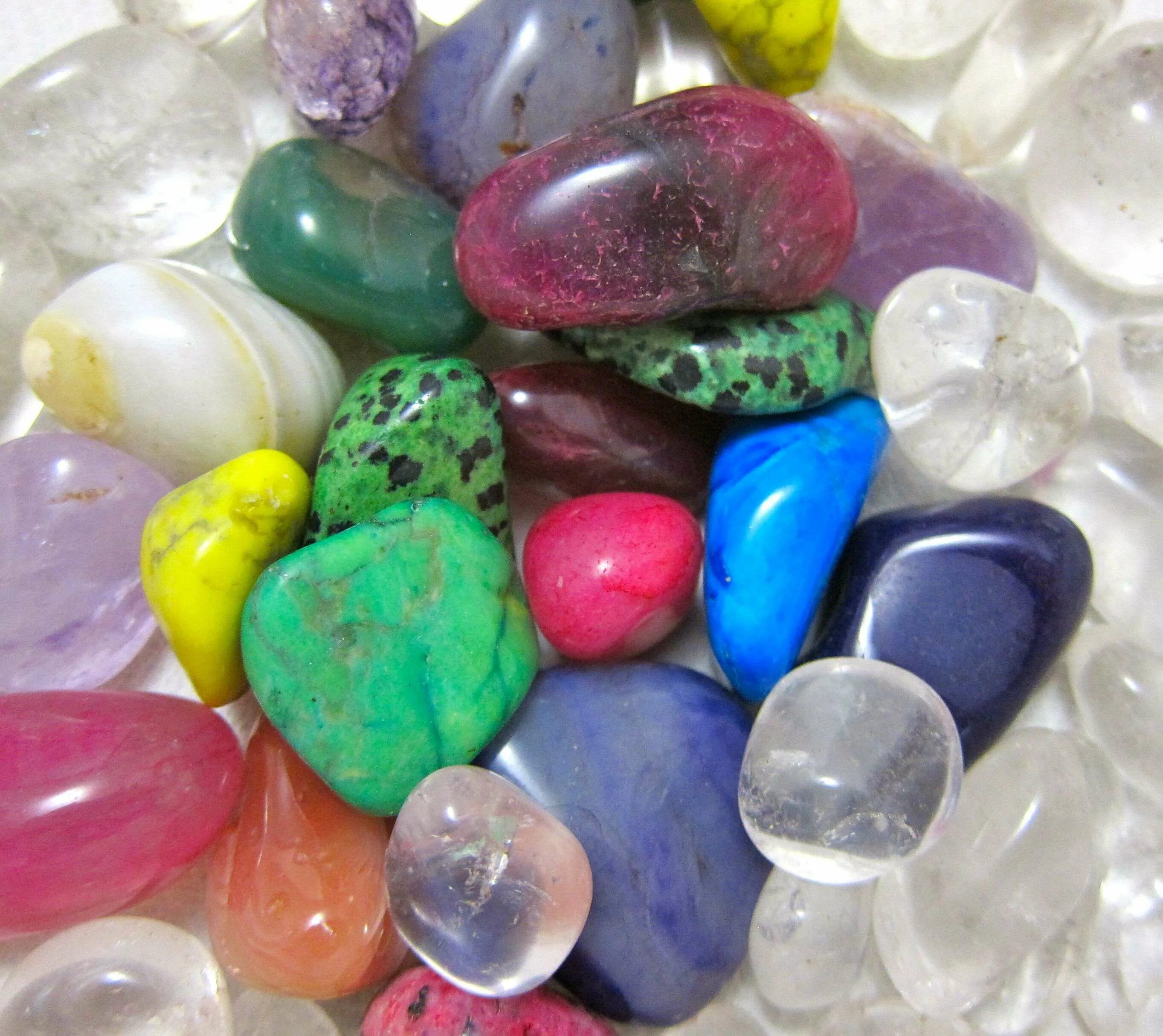 К чему снятся камни во сне женщине. Цветные камни. Приснились драгоценные камни. Драгоценные камни во сне.. Разноцветные камни по 1 штуке.