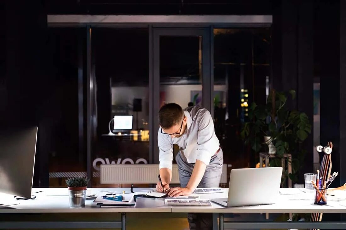 Постоянная работа ночью. Люди в офисе. офис ночью. современный офис с людьми. красивый офис с людьми.