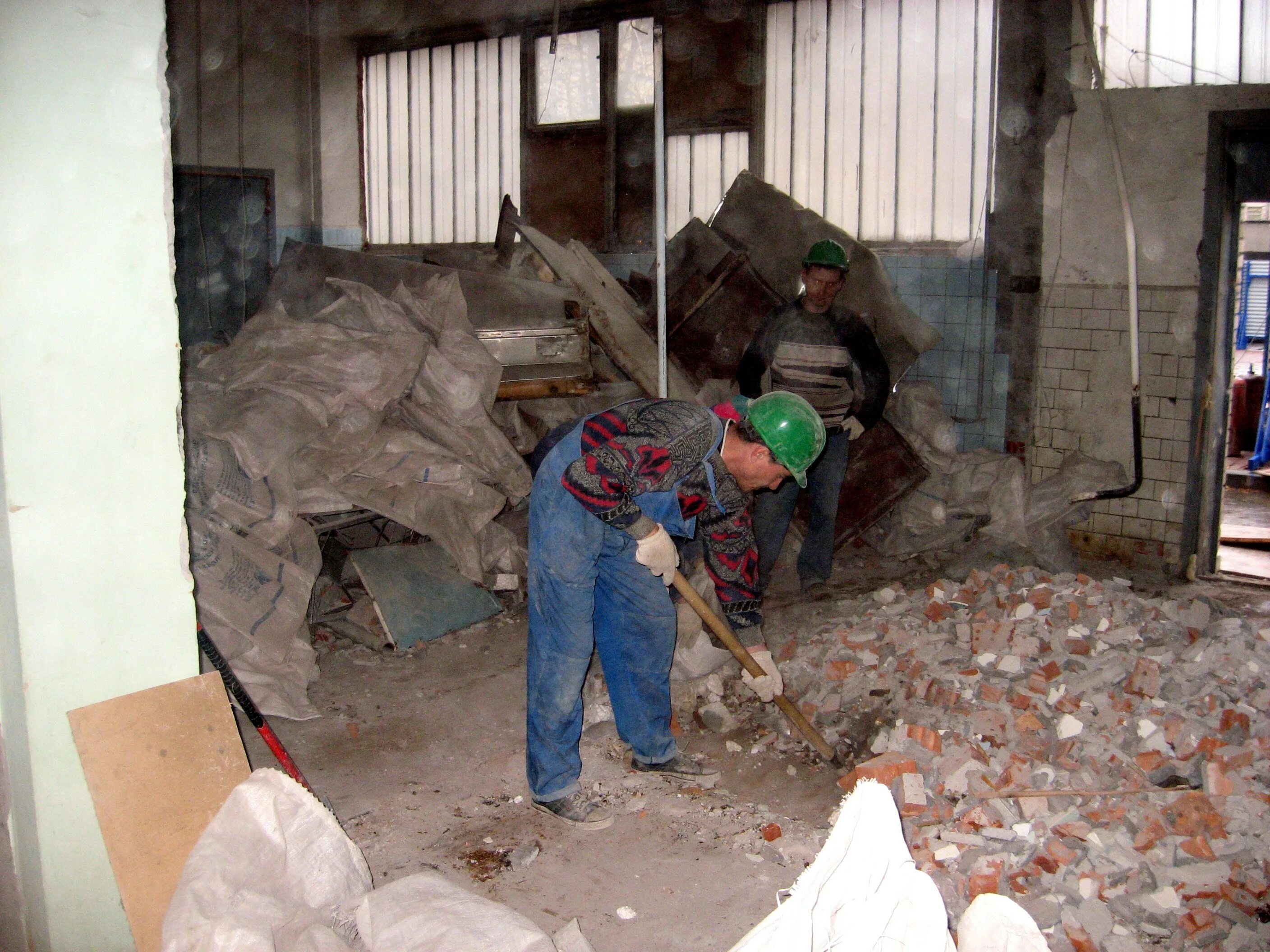 стройки в ташкенте. демонтированы помещение. демонтаж стен и перегородок. демонтаж помещений. демонтированы помещение.