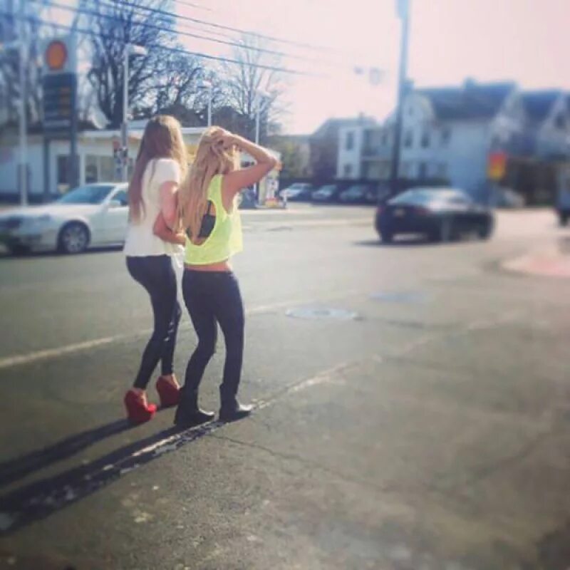 Прогулы школы весной. После уроков девочки возвращались домой все. Маме 15 летней девочки. После уроков девочки возвращались домой все. Школьники на улице.