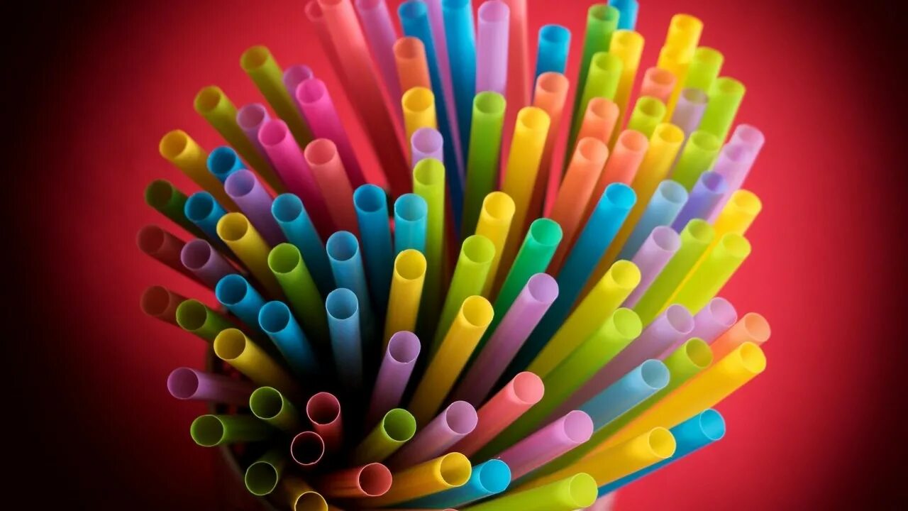 День трубочки. Пластиковые трубочки. Коктейльные трубочки. Трубки разноцветные пластиковые. Рисование коктейльными трубочками.