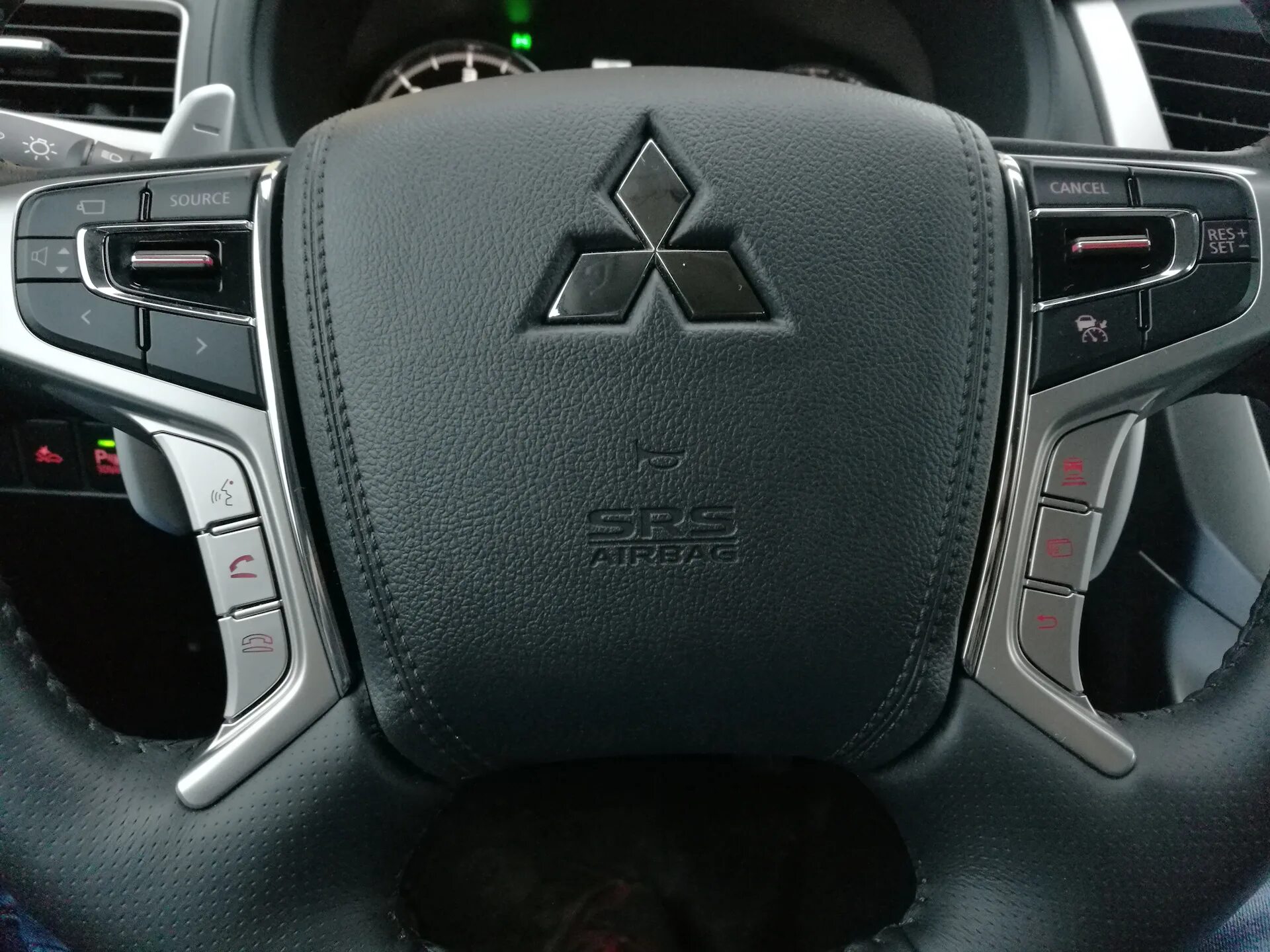 Руль паджеро 3. Руль митсубиси паджеро спорт 2021. Руль mitsubishi pajero sport 3. Паджеро спорт 2017 руль. Кнопки на руль мицубиси паджеро спорт 2.