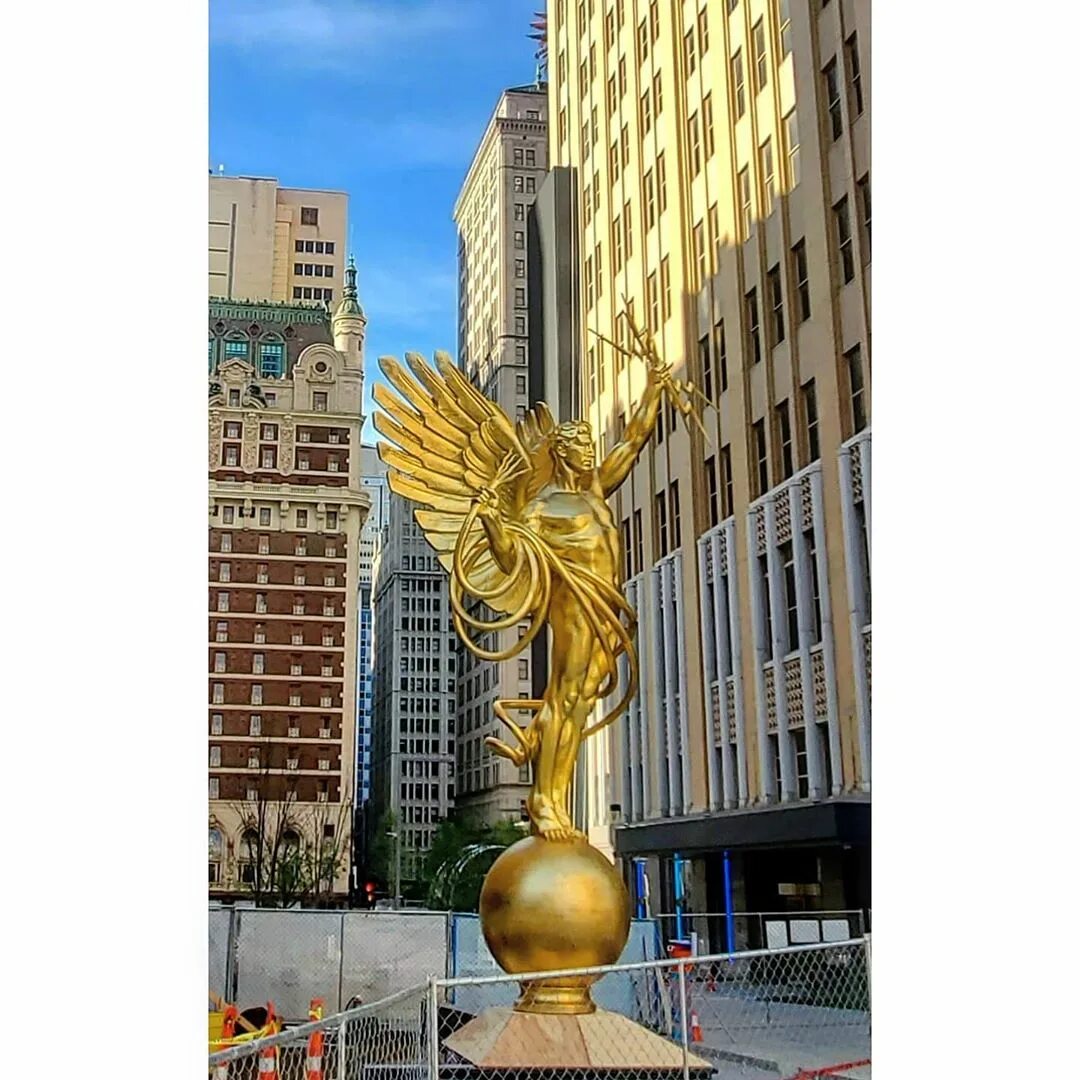 Золотой мальчик (скульптура). Даллас статуя. Золотой мальчик информация.