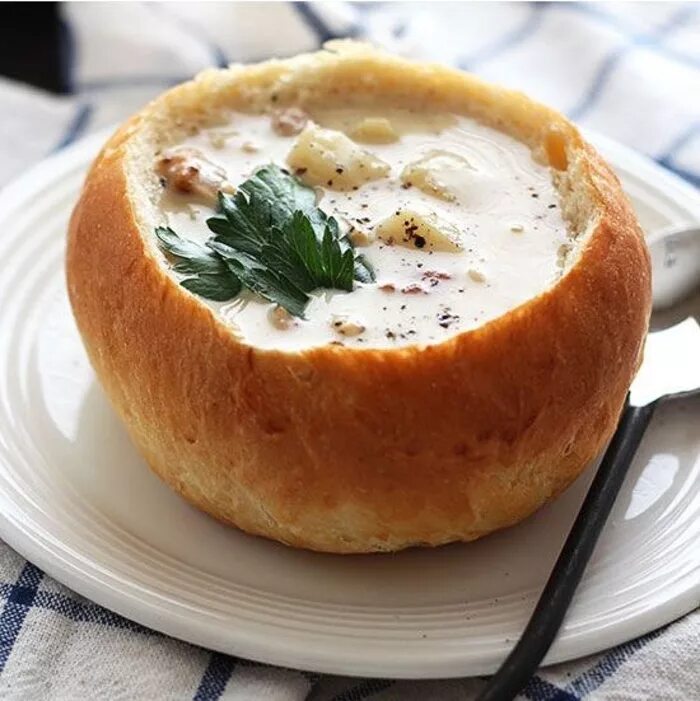 Блюдо для хлеба. Zurek суп. Суп в хлебной булке. Суп в булке. Чешский суп в хлебе.