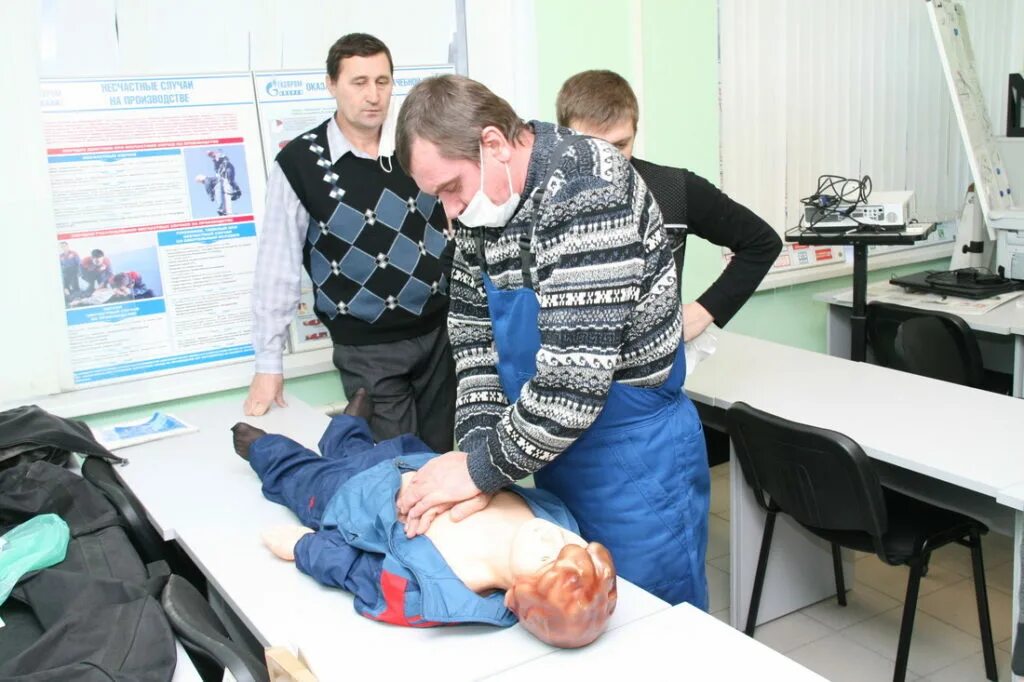 Обучение по оказанию первой помощи в школе. Оказание медицинской помощи. Оказание первой медицинской помощи. Оказание первой медицинской помощи обучение. Оказание помощи пострадавшим.