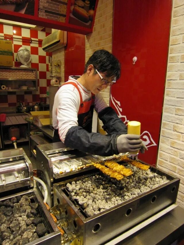 Сеул стрит фуд. Корейский стрит фуд екатеринбург. Рыбный пирожок корея. Корейская уличная еда таккочхи. Корейская уличная еда.