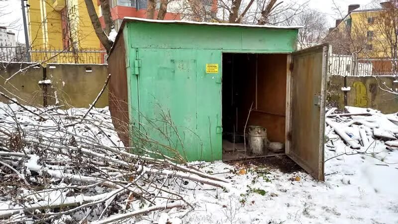 Незаконно установлен гараж. Двор пятиэтажки. улица двор гаражи. гараж во дворе.