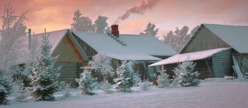 Заснеженные крыши домов. Крыши домов в деревне зимой. Снег на крыше. Деревенский домик с сосульками. Снегом укрыты дома