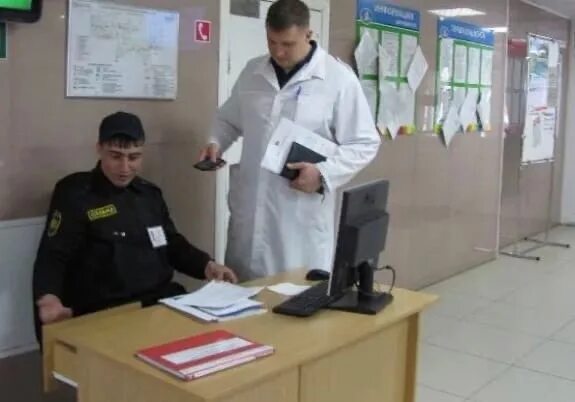 Чоп баярд пультовая охрана. Офис охранника в детском саду. Охранник в больнице. Охрана больницы чоп. Формы охранников больниц.