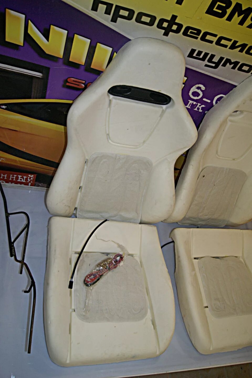 Комплект для перетяжки. Комплект для перетяжки. Комплект д/утепления дверей (ватин 2х1,6м, струна 10м, гвозди меб. Комплект для обивки двери , 105 x 210 см. 50шт).