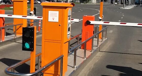 Стойка оплаты парковки. Автопарковки владивосток аэропорт. Стоянка в аэропорту симферополя. Шлагбаум аэропорт. Аэропорт астрахань шлагбаум.