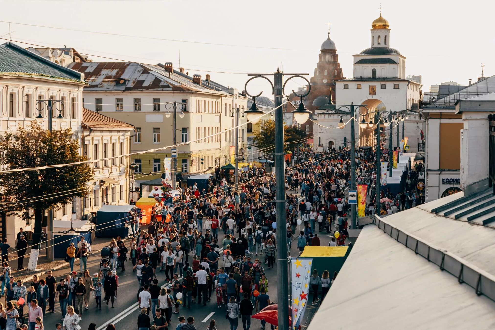 Сколько населения в владимирской. Ярмарка на Соборной площади во Владимире.