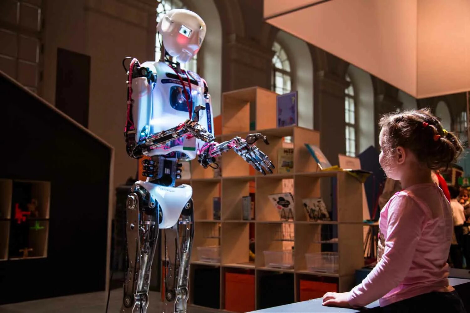 Технологии через 100 лет. Робот с искусственным интеллектом. Роботы будущего. Робот человек. Школа будущего с роботами.