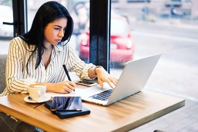 летка на работе. бизнес женщина. офис менеджер. девушка администратор. администратор кафе.