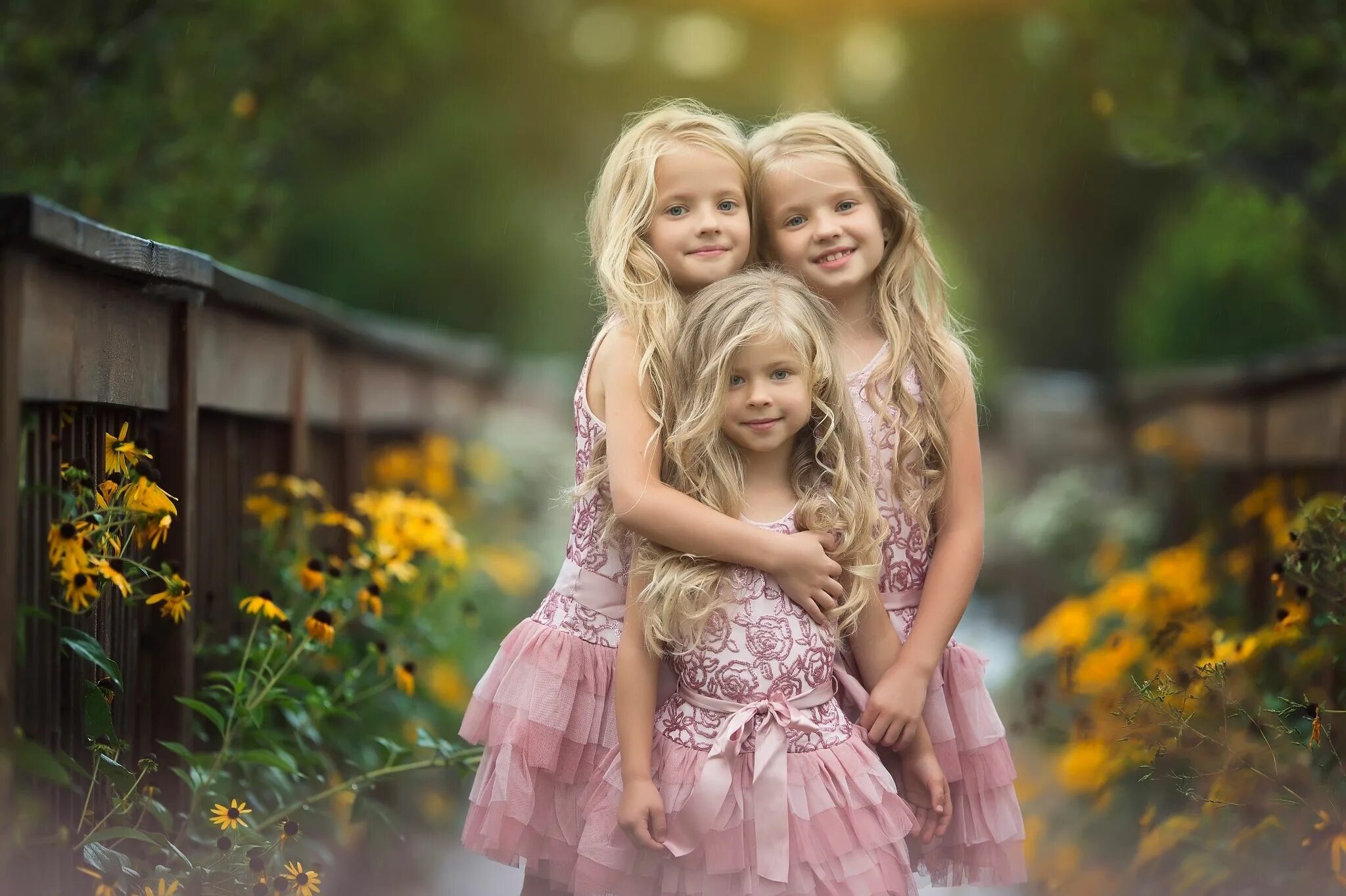 Девочки подружки. Фотосессия сестер. Две сестры. Маленькие подружки. Little girl sisters