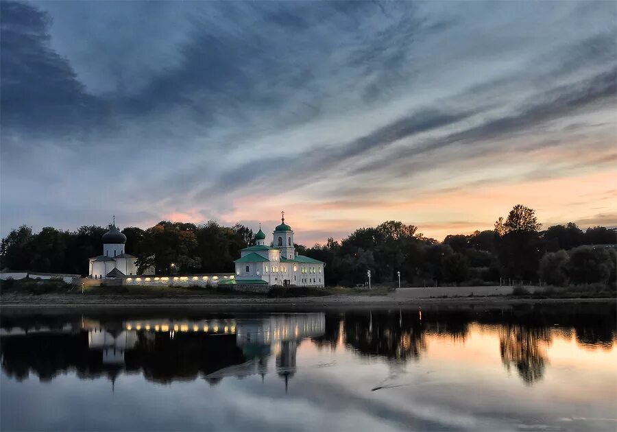 Река великая монастырь. Мирожский монастырь псков. снетогорский монастырь псковская область. псков монастырь на реке великой. снетогорский монастырь пушкинские горы.