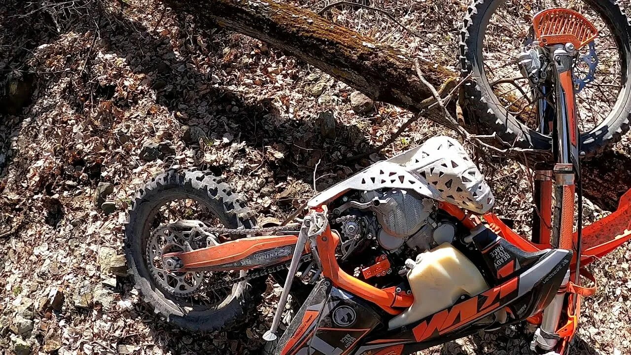 Эндуро 250 в лесу. Эндуро 450 крутой. Эндуро тропа. Кросс кантри трейл эндуро. Кросс эндуро 005 спорт.