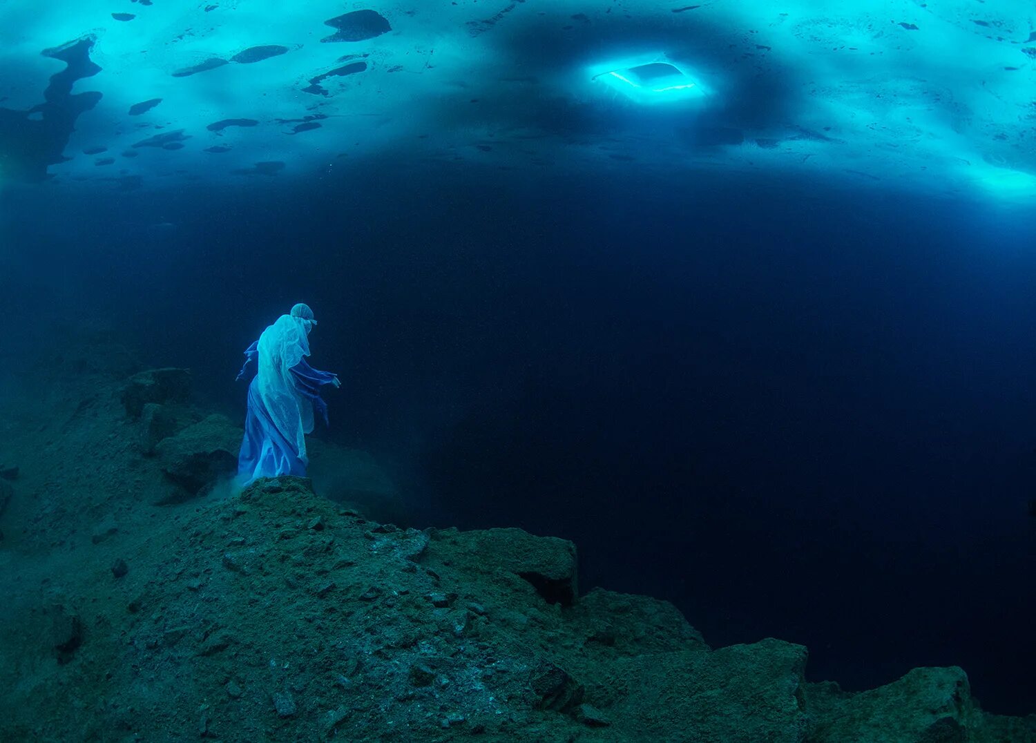 Под водой. Вглубь моря. Вглубь моря. Озеро байкал дно озера. Под водой.