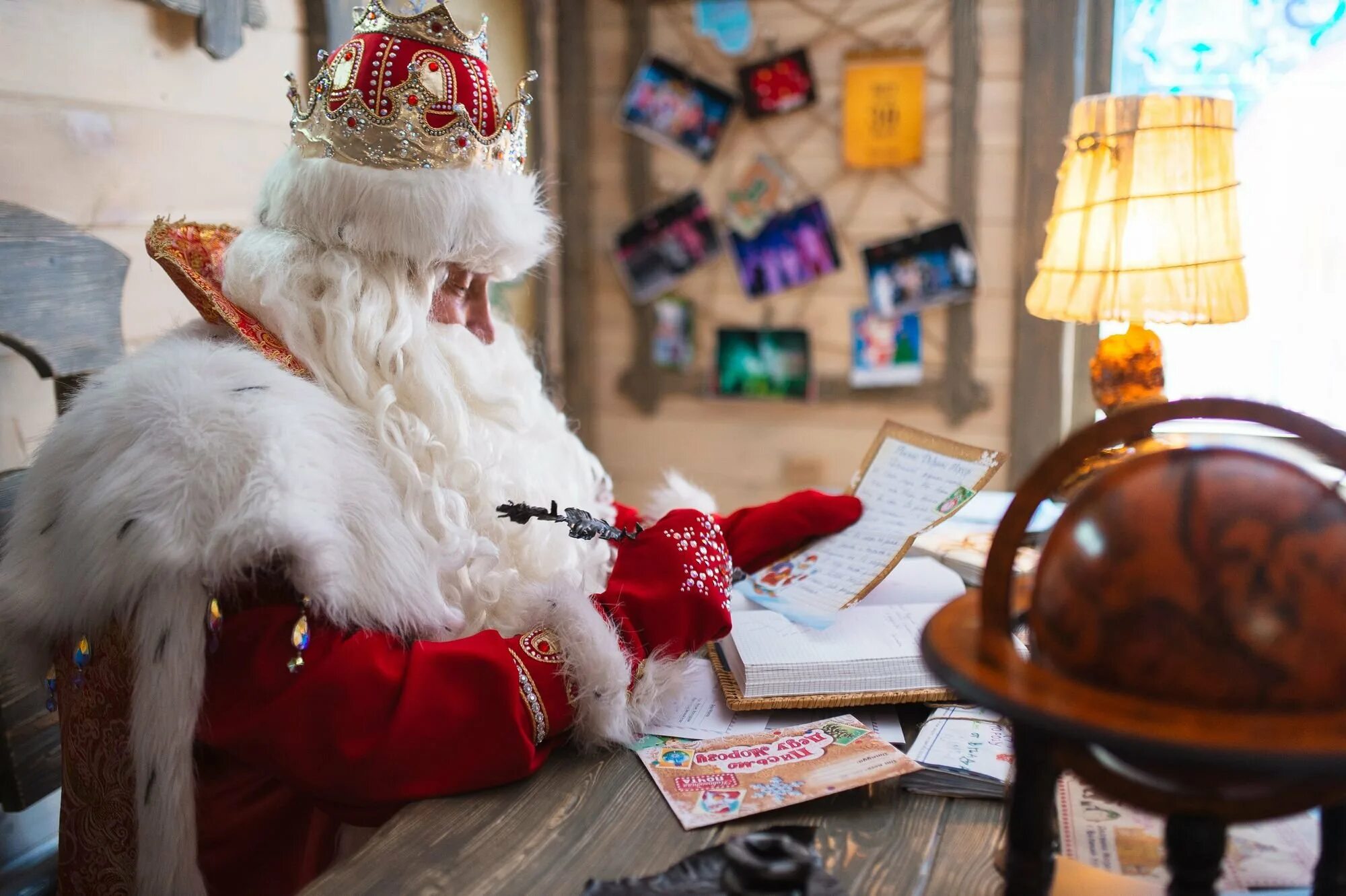 Жду деда мороза с подарками. Дедушка Мороз. Подарки Деда Мороза. Письмо деду Морозу. Дед Мороз читает письма.