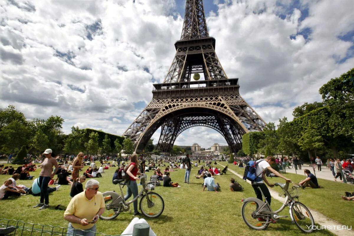 Сколько живет во франции. Франция эльфивая башня. Достопримечательности Парижа Эйфелева башня. Эйфелева башня в Париже фото. Париж Эйфелева башня туристы.