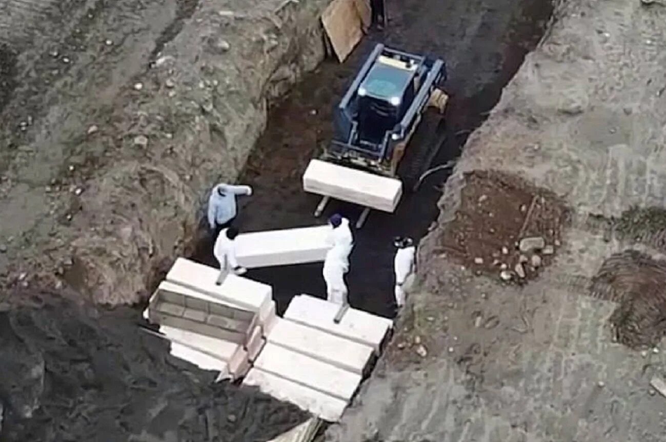 Карта смертности covid. Коронавирус в нью йорке трупы. Кладбище в америке. Топ 10 стран по числу заболевших коронавирусом. Массовые захоронения в нью йорке.