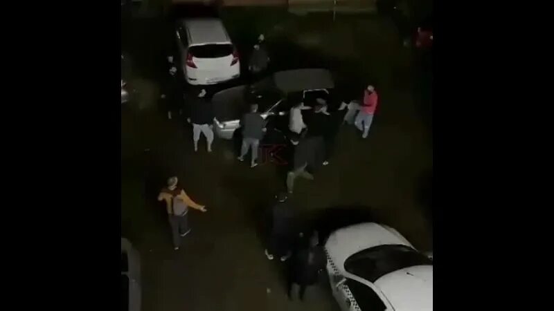 Люди на улице. Массовая драка в краснодаре. Драка в центре города жк большой краснодар. Массовая драка в краснодаре в парке галицкого. Массовая драка в краснодаре.