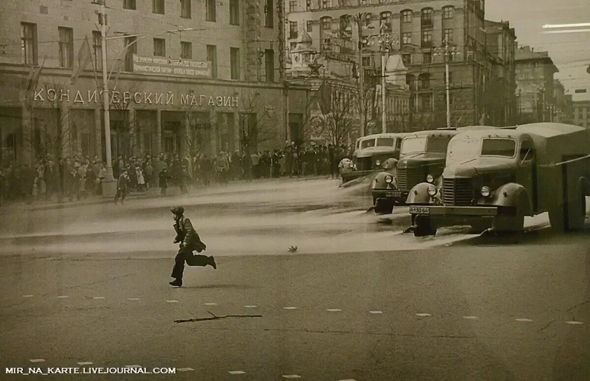 1900 1960. Поливальная машина СССР. Улица Горького в Москве 1960 г. Послевоенная Москва. Улицы СССР.