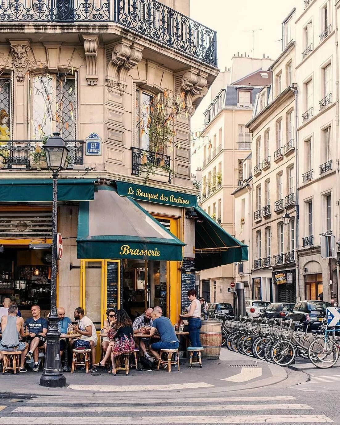 Француз улица. Париж улица Верди. Улица Эльдер Париж. Parisian Cafe Париж. Улочки Франции кафе.