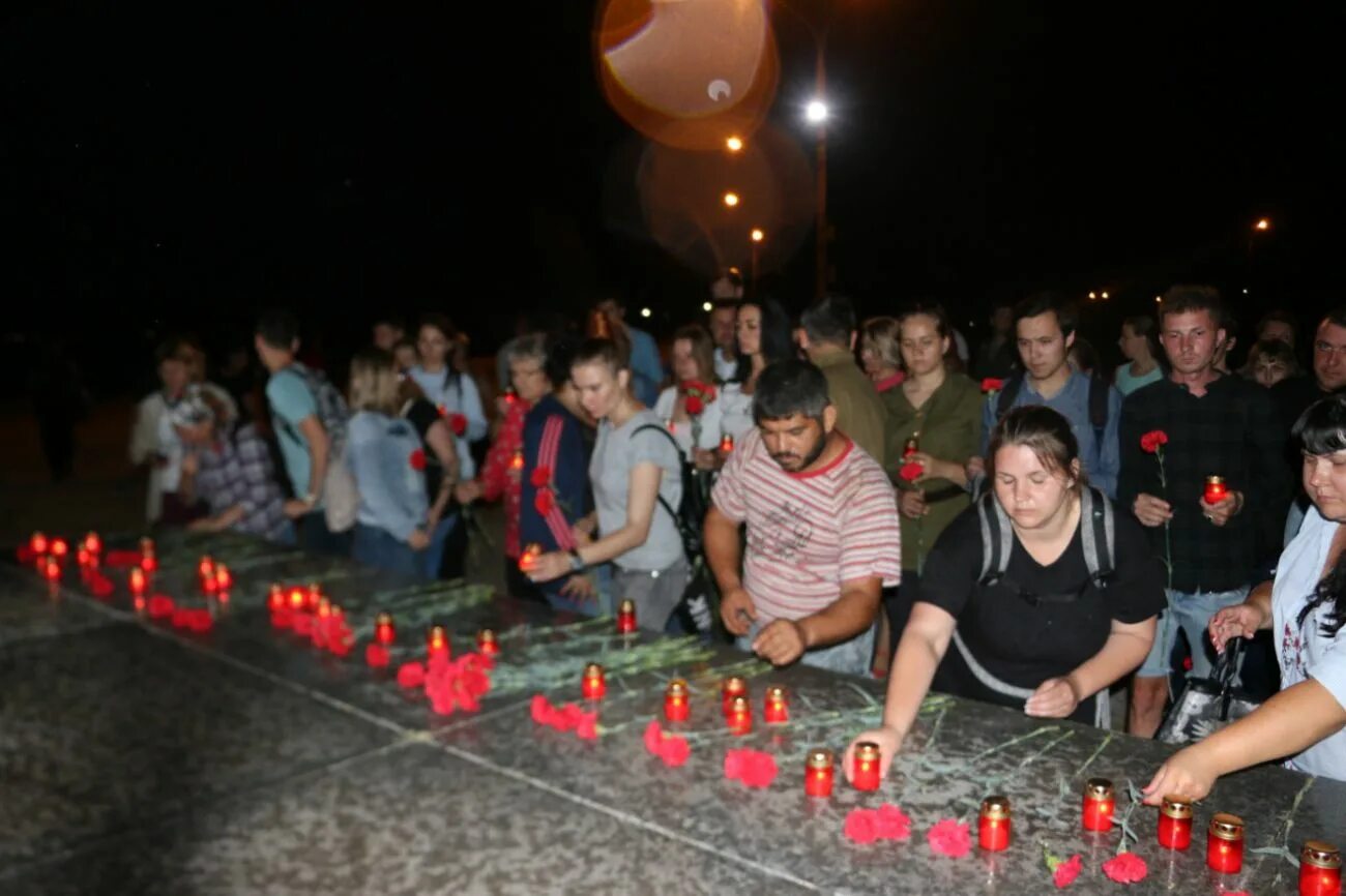 Вести 22 июня. Акция свеча памяти в Новороссийске. Свеча памяти Новороссийск. Новороссийск скорбит. Рассвет Новороссийск.