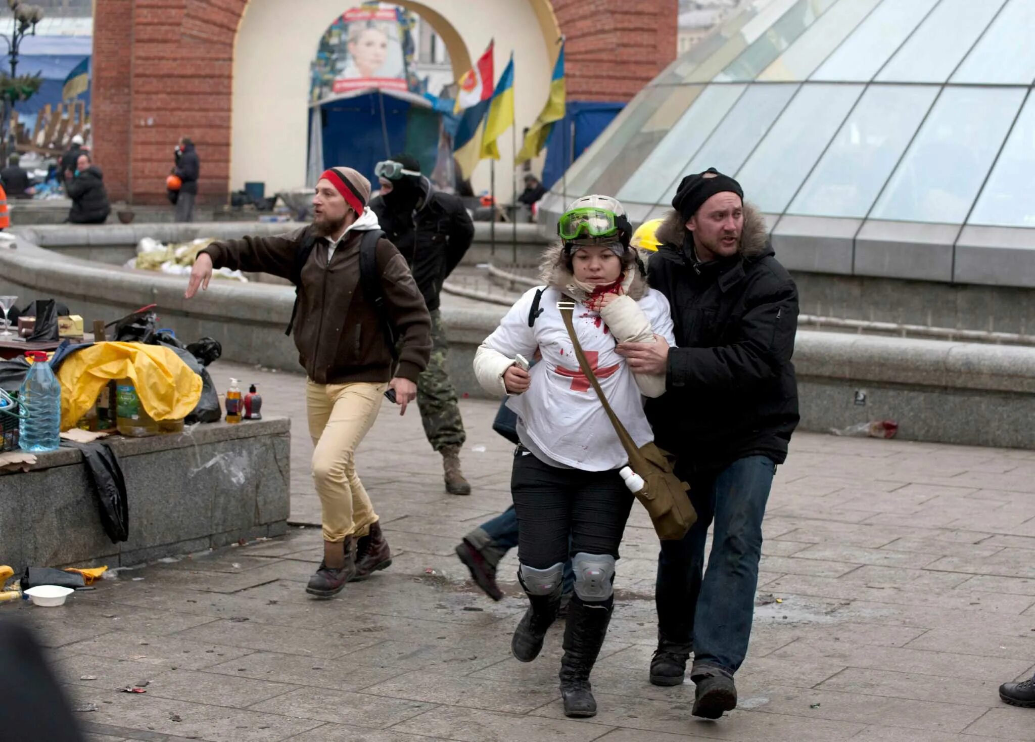 Покажи ей майдан. Девушки на Майдане. Майдан 2014. Майдан на Украине в 2014 девушки.