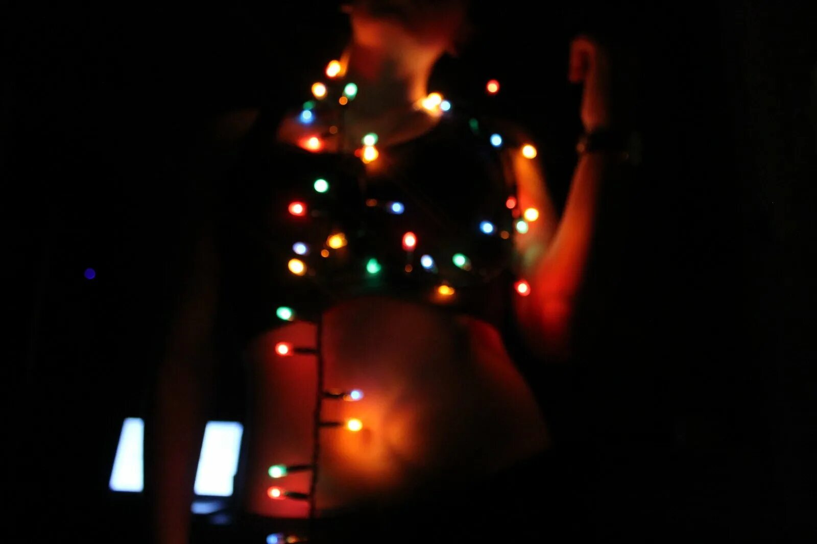 Тренд с фонариками в темноте. Тренд с фонариками в темноте. Тренд с фонариками в темноте. Боке лампочки. Огоньки в темноте.