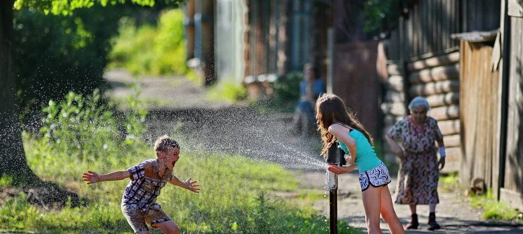 Летние каникулы. Школьники под дождем. Летние каникулы фото. Босиком на каникулах. Сократили ли каникулы