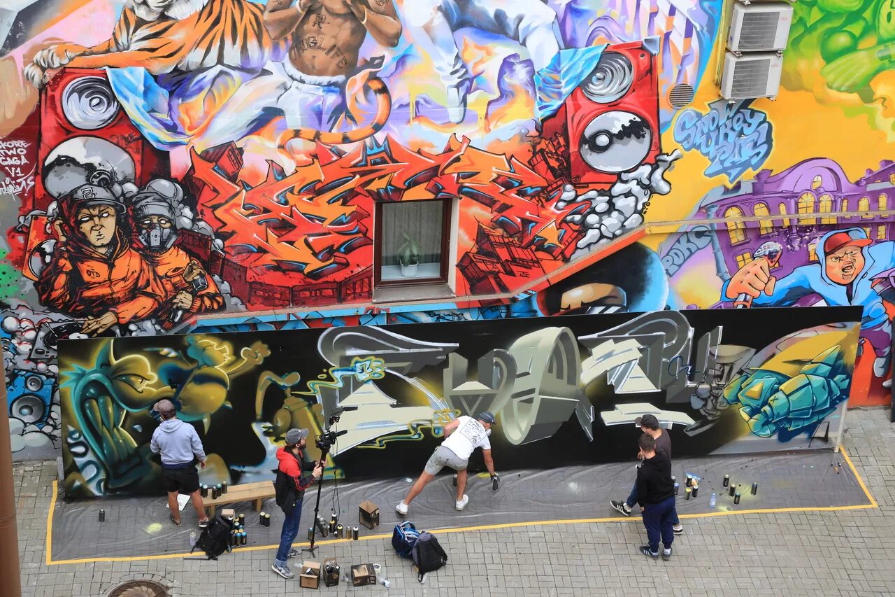 Граффити батл. Граффити батл. Баталии граффити. Разрисованные граффити футбольные столы. Баталии граффити.