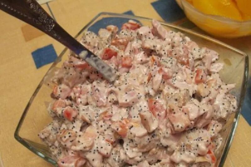 Салат с помидорами и маком и кириешками. Салат с кириешками и помидорами и курицей. Салат с копченой курицей с помидорами с кириешками. Салат с маком и копченой курицей помидорами сухариками. Салат помидор сыр чеснок сухарики