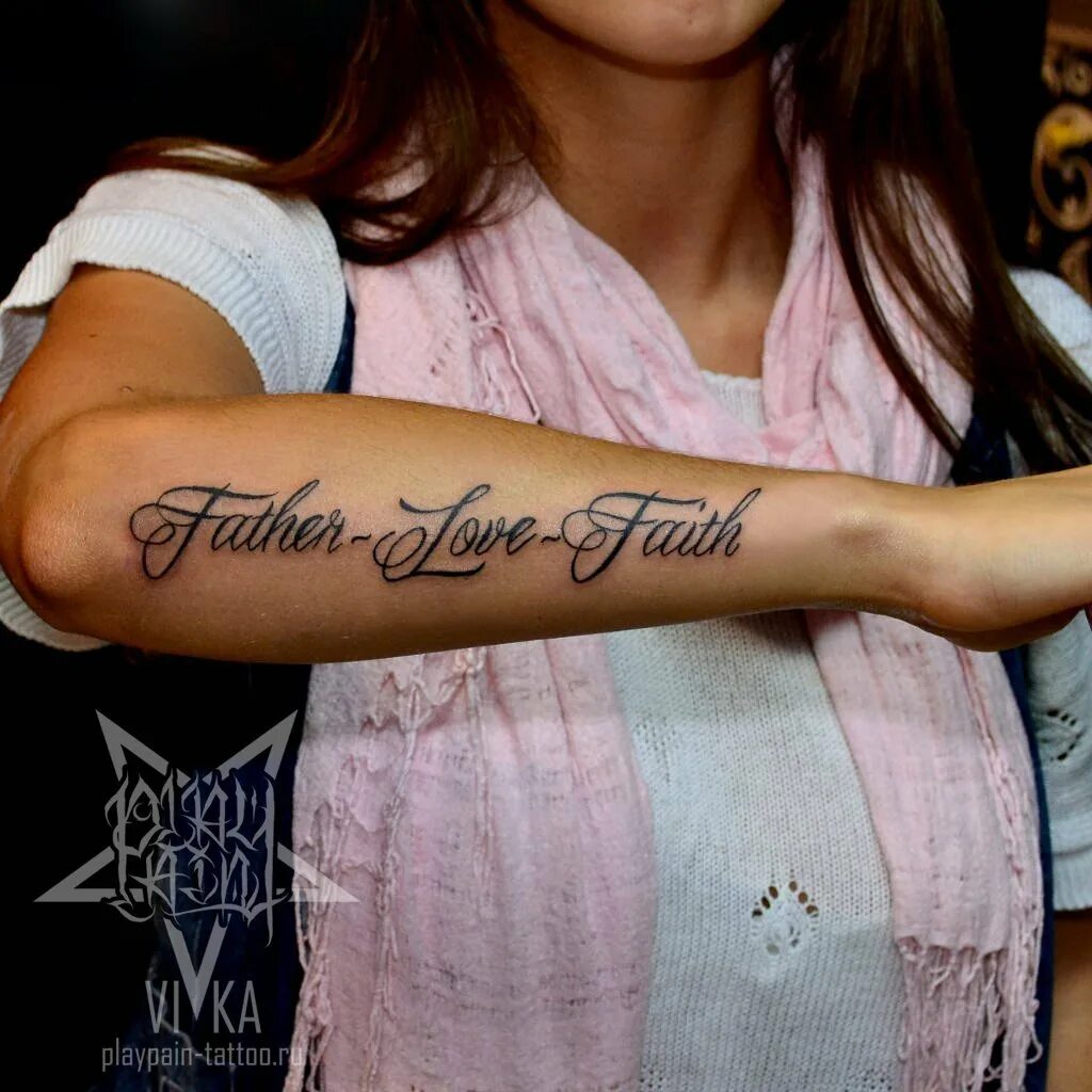 тату на руке подпись. тату надпись на руке. тату надпись на руке. фото татуировка надпись на руке. тату на руке подпись.