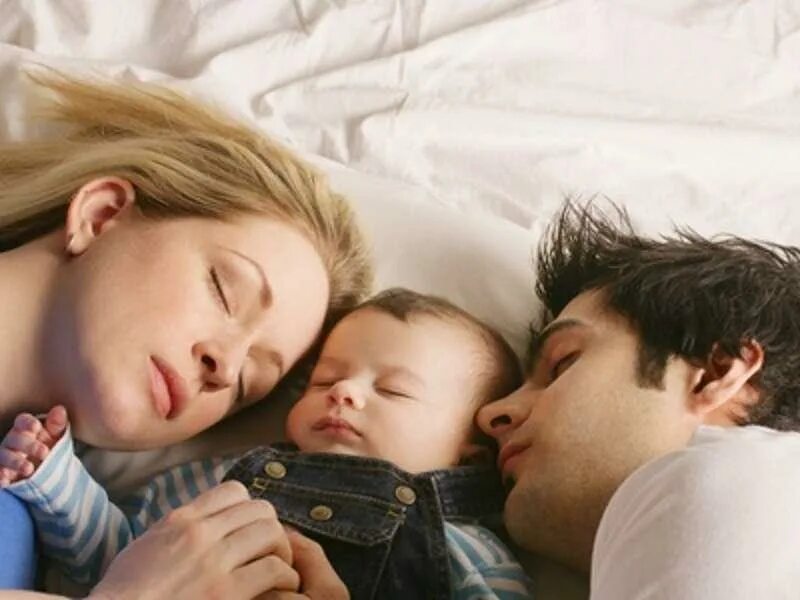 К чему снятся родители бывшего. Родители с младенцем. Спать с родителями. Спящий с родителями малыш.