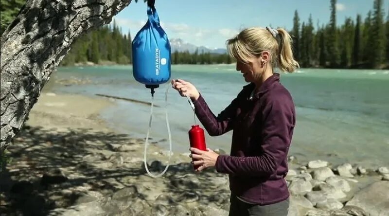 Очистка речной воды. Походный фильтр для воды. Гравитационный фильтр для воды походный. Фильтр для воды походный мешок. Фильтр для очистки Речной воды.