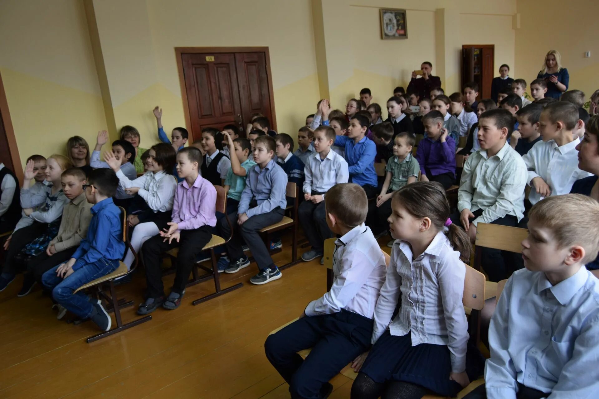 Школа интернат для мальчиков в москве. Школа интернат детдом. Дети играют около интерната. Школа интернат для мальчиков в москве. Ученики уруссинской школы 3.