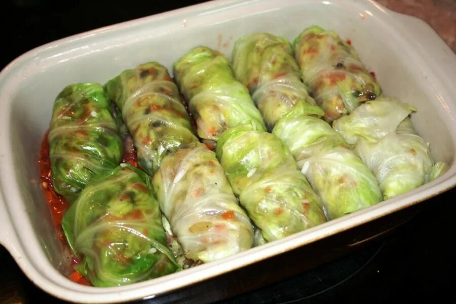 Голубцы в капустных листьях. Голубцы фаршированные. Надо ли в голубцы добавлять. Капустные голубцы. Маленькие голубцы.