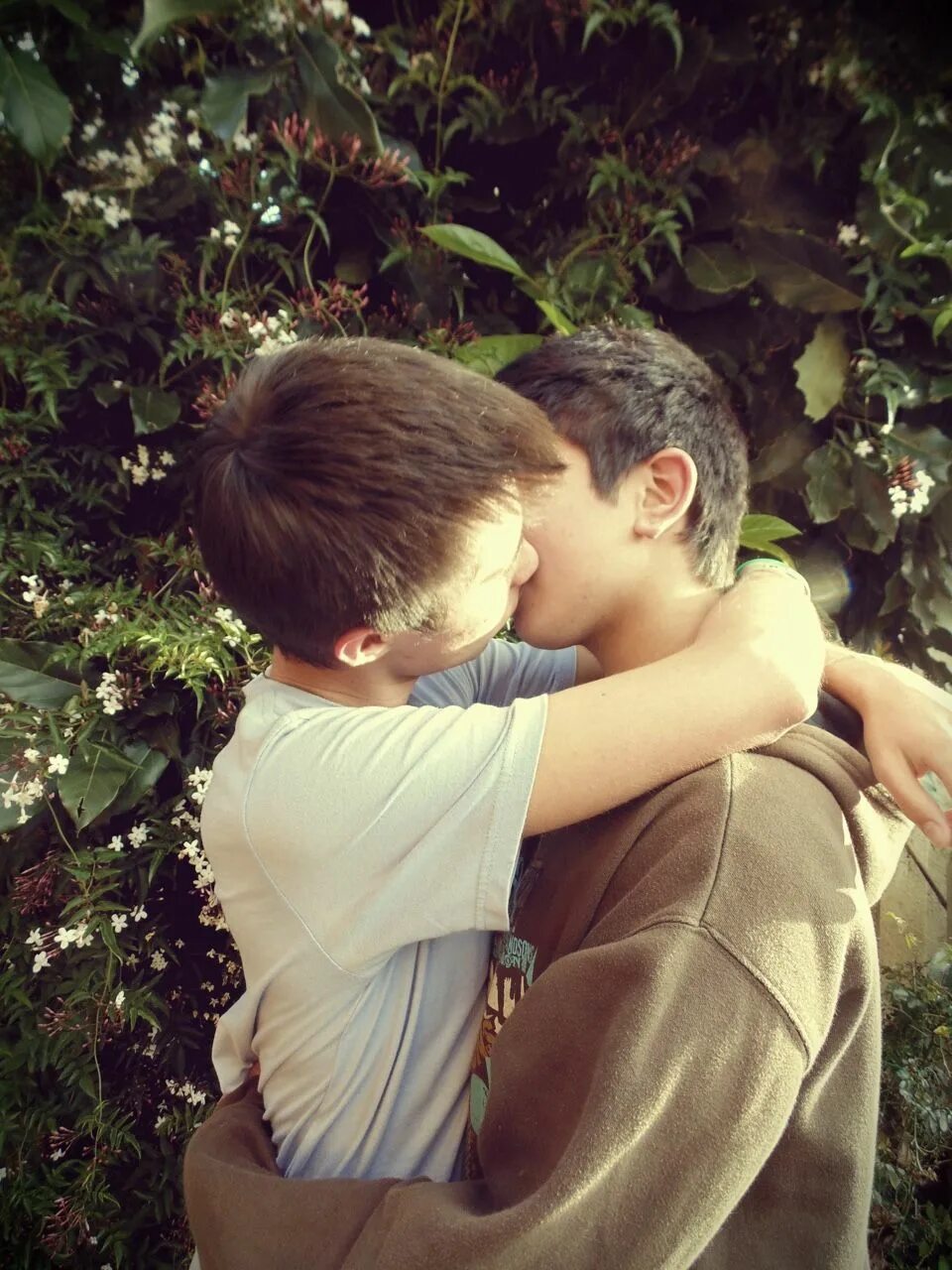 Мальчик с мальчиком занимаются. School boys love. Два друга мальчика. Два пацана в шкафчике школьном. Несовершеннолетний мальчик.
