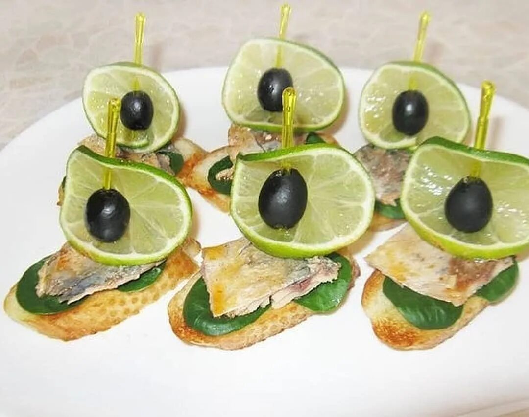 Бутерброды божья коровка. Украшение бутербродов. Украшение бутербродов. Украшение бутербродов своими руками. Канапе «божья коровка» с маслинами.