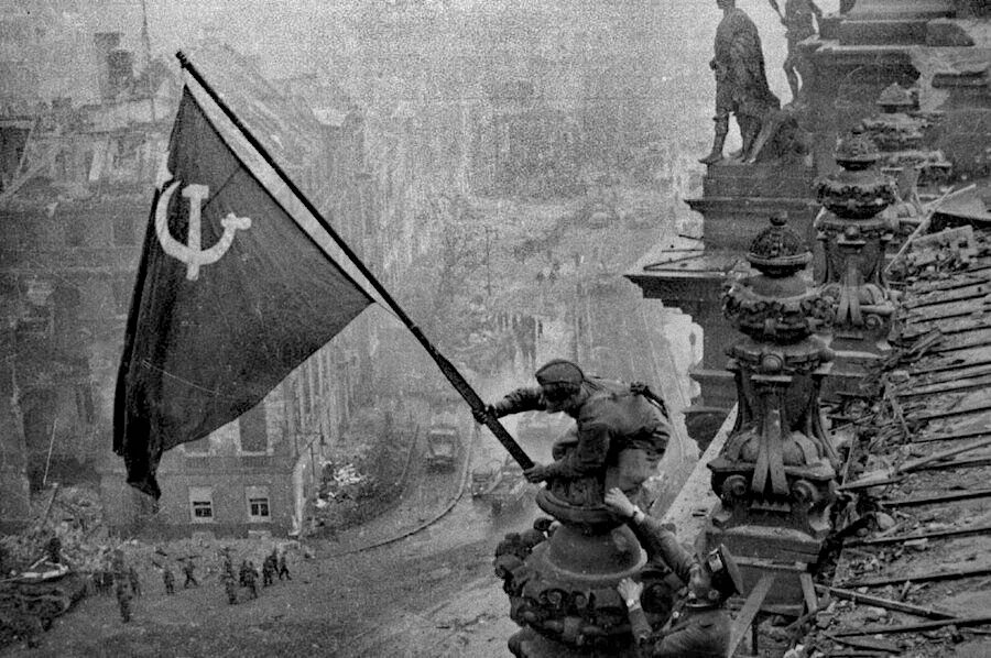 16 апреля 2 мая 1945 года. Берлин 1945 Рейхстаг Знамя Победы. Штурм Рейхстага Знамя Победы.