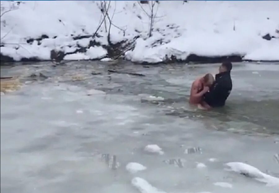 Девочку вытащили из подо льда. Накакшаге бегают школьники по льду тонком в йошкар оле. Спас из подо льда. Мужчина спас собаку на льду. Спасение провалившегося под лед.