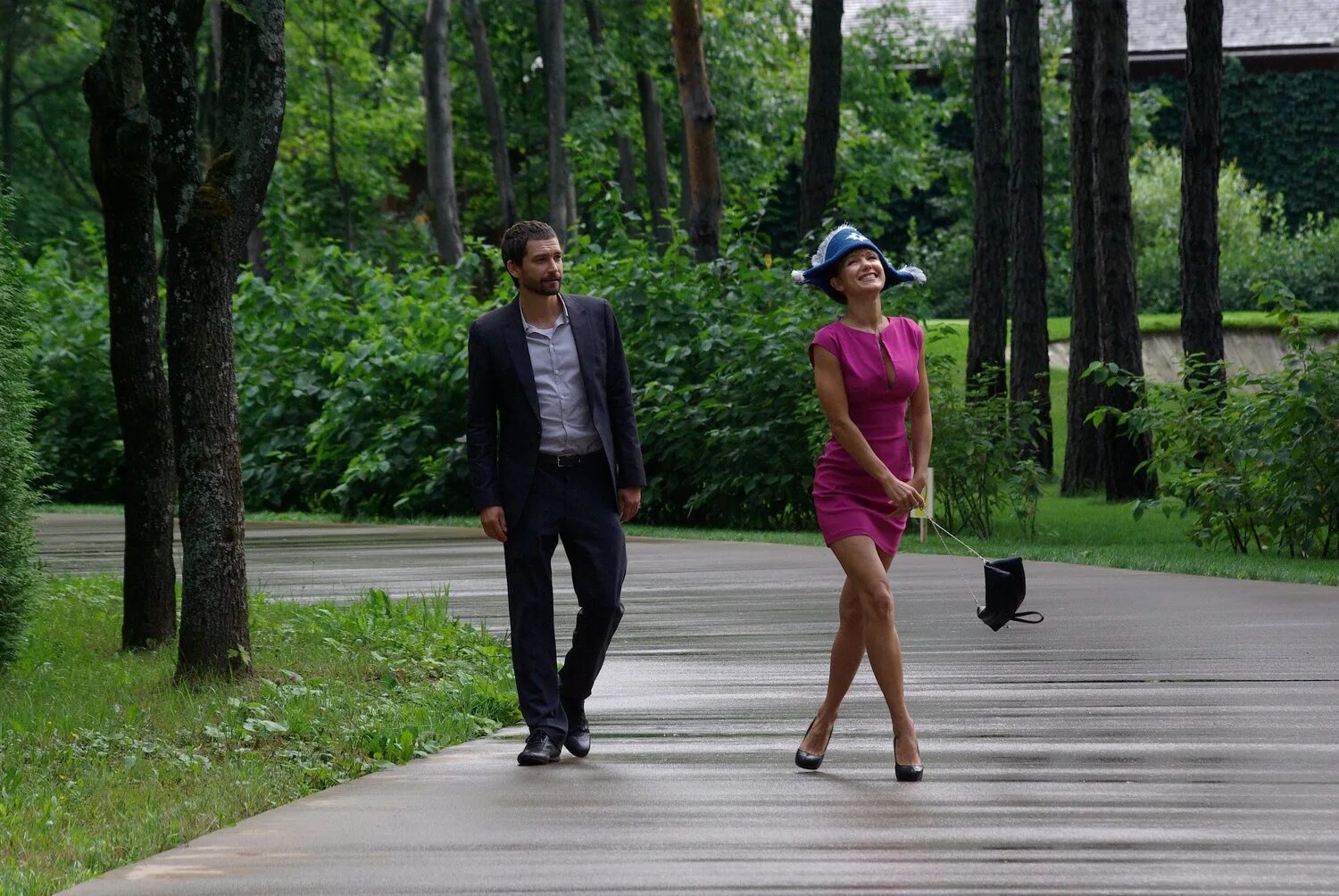 Девушка ходит на каблуках. Девушка в платье летнем. Девушка идет. Незнакомую походку. Девушка гуляет в городе.