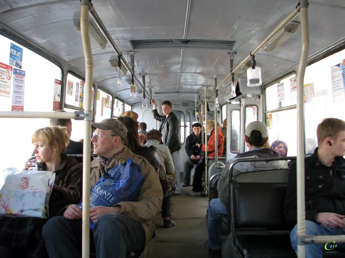 В минуты когда троллейбус с пассажирами. ЗИУ 682 салон. Пассажиры троллейбуса. Салон троллейбуса с пассажирами. Троллейбус внутри с людьми.