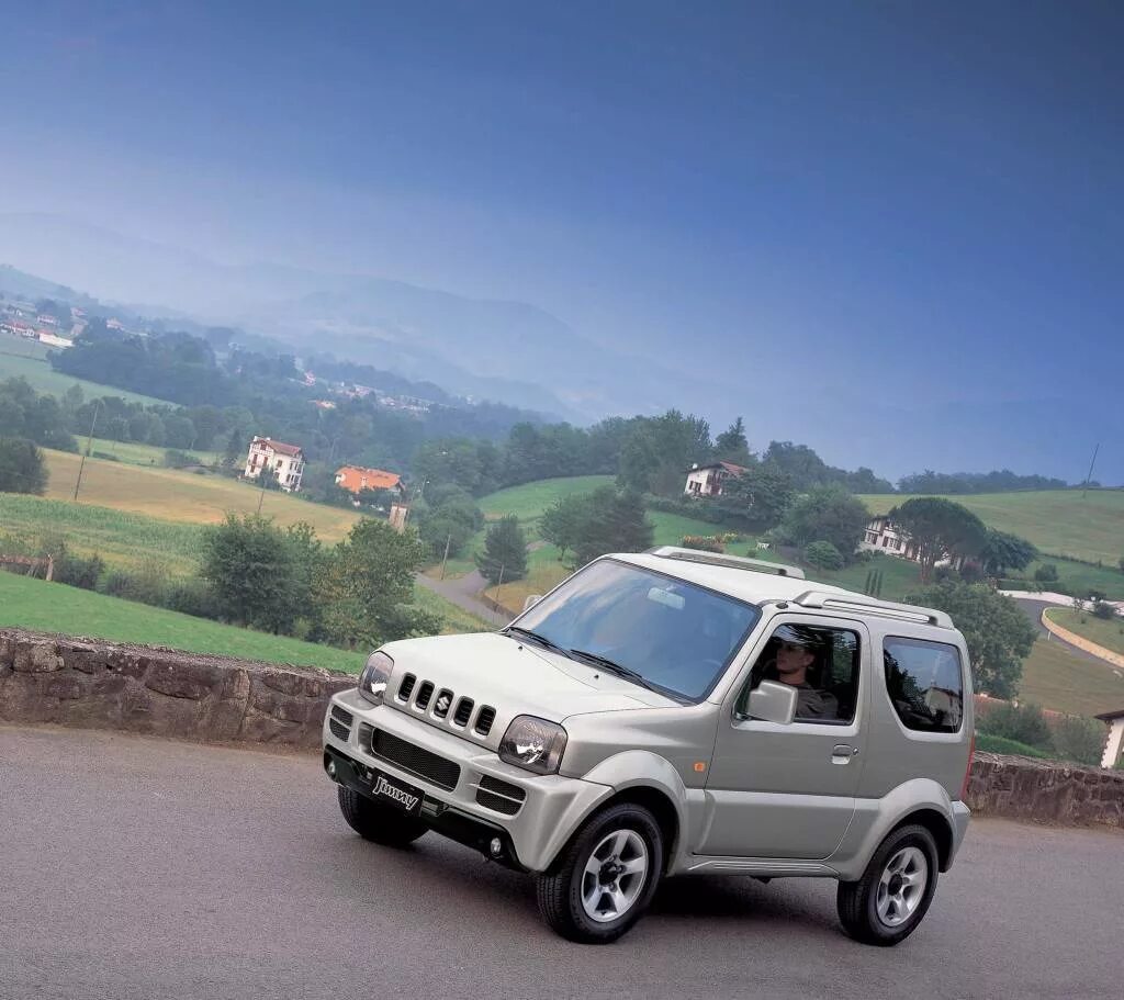 Suzuki jimny 2023. Рамный мини джип. Сузуки джимни внедорожный. Мини джип сузуки джимни. Suzuki jimny 3 дверный.