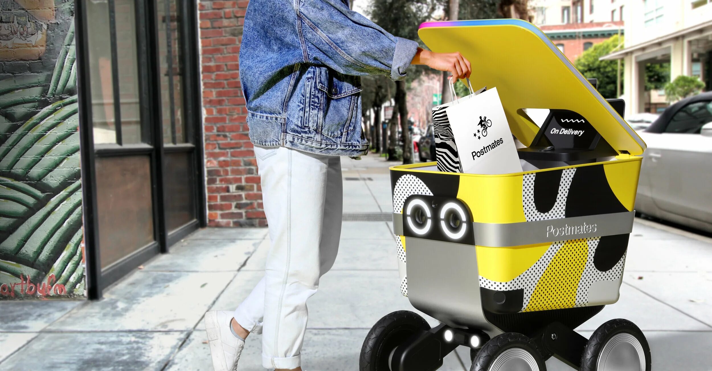 робот курьер мурино 2022. робот курьер яндекс. мягкий робот доставщик. робот доставщик на колесах. мягкий робот доставщик.