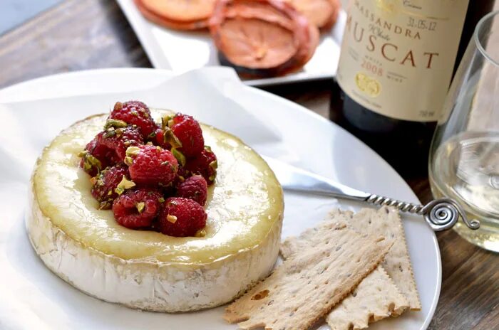 Сыр малина. Малиновый чизкейк. Бри с инжиром. Итальянский десерт с малиной. Канапе с камамбером.