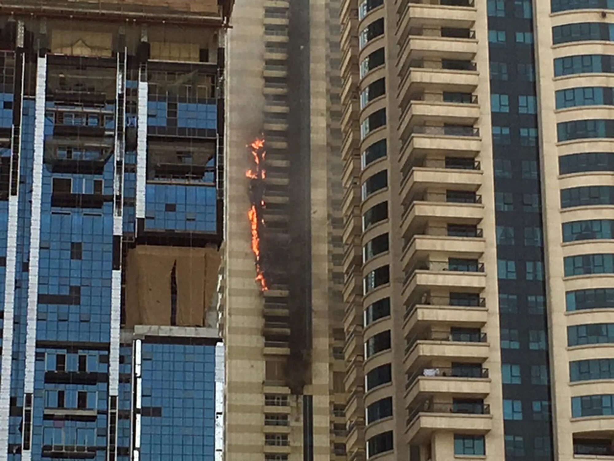 Бурдж Халифа пожар. Пожар в Дубай Марине. Sulafa Tower Dubai. Пожар в Дубае небоскреб. Бурдж халифа сгорела