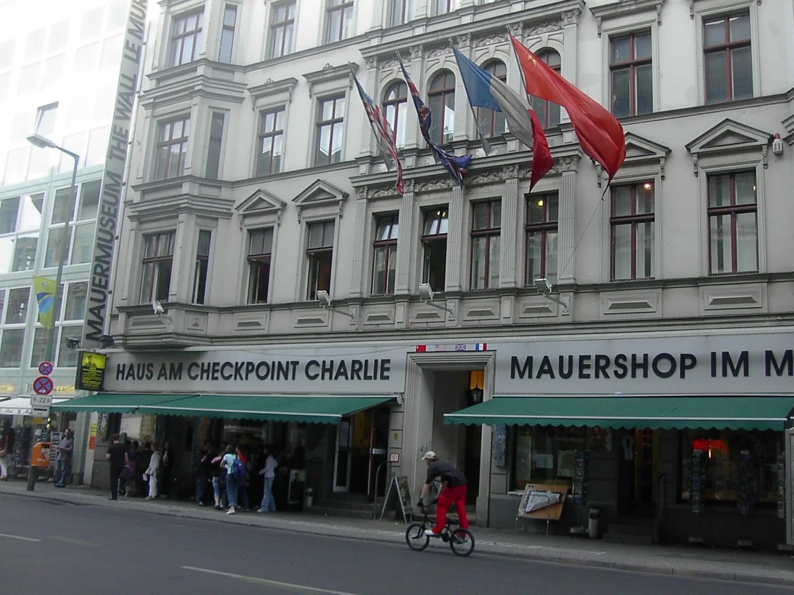 Чик поинт. Checkpoint Charlie Museum. Checkpoint Charlie Mauermuseum. Дом-музей у чекпойнт Чарли (Museum haus am Checkpoint Charlie).. Checkpoint Charlie Berlin.